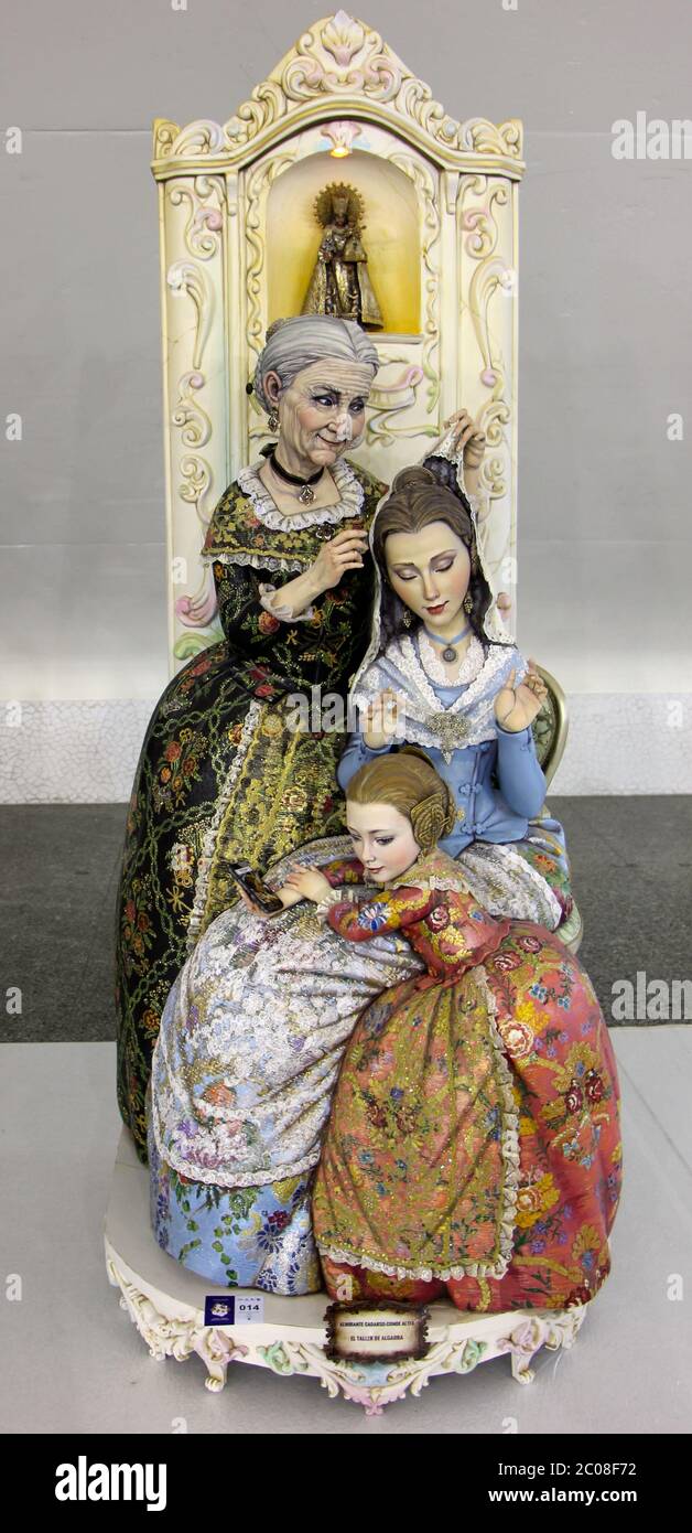 Großmutter Tochter und Enkelin Ninot (Puppe) in traditioneller Kleidung Für 2020 Verbrennung von Fallas (Fackeln) Valencia Spanien Stockfoto