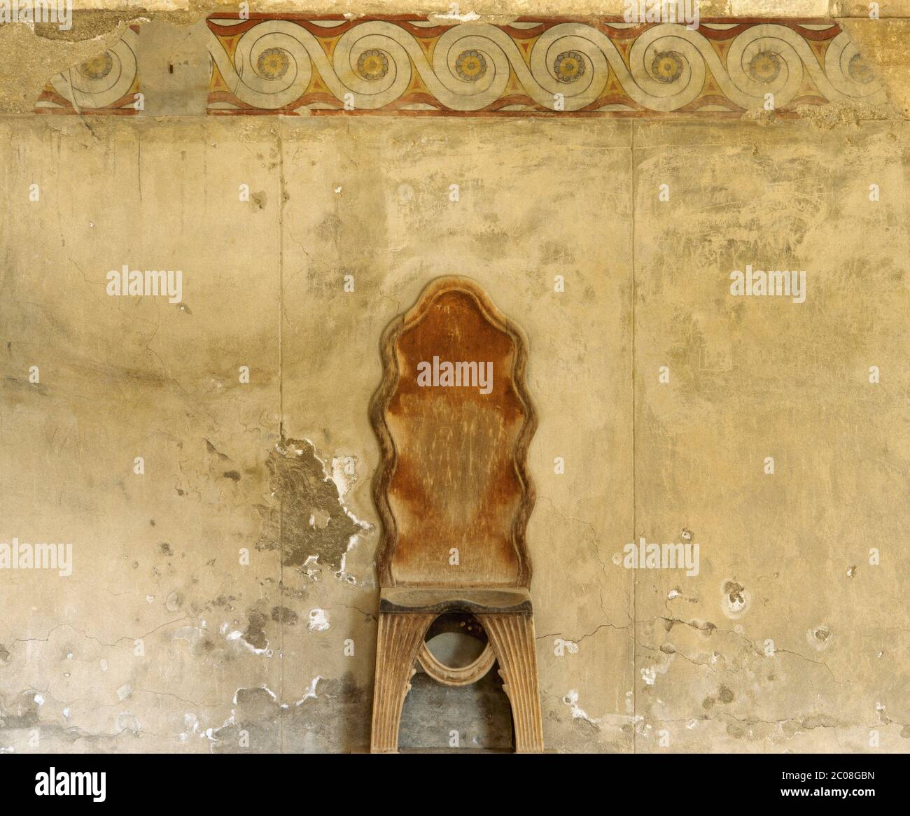 Griechenland. Kreta. Palast von Knossos (1700-1450 v. Chr.). Das Megaron. Raum des Publikums. Rekonstruktion Alabaster Thron und dekorative Malerei an den Wänden. Stockfoto