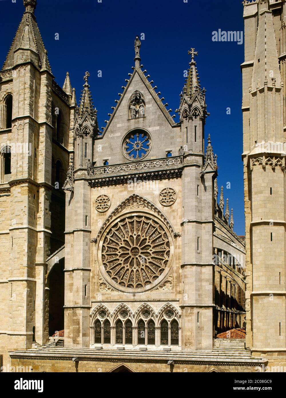 Spanien, Kastilien und Leon, Leon. Die Kathedrale der Heiligen Maria oder das Haus des Lichts. Gotischer Stil. 13.-14. Jahrhundert. Fassade, architektonische Details. Stockfoto