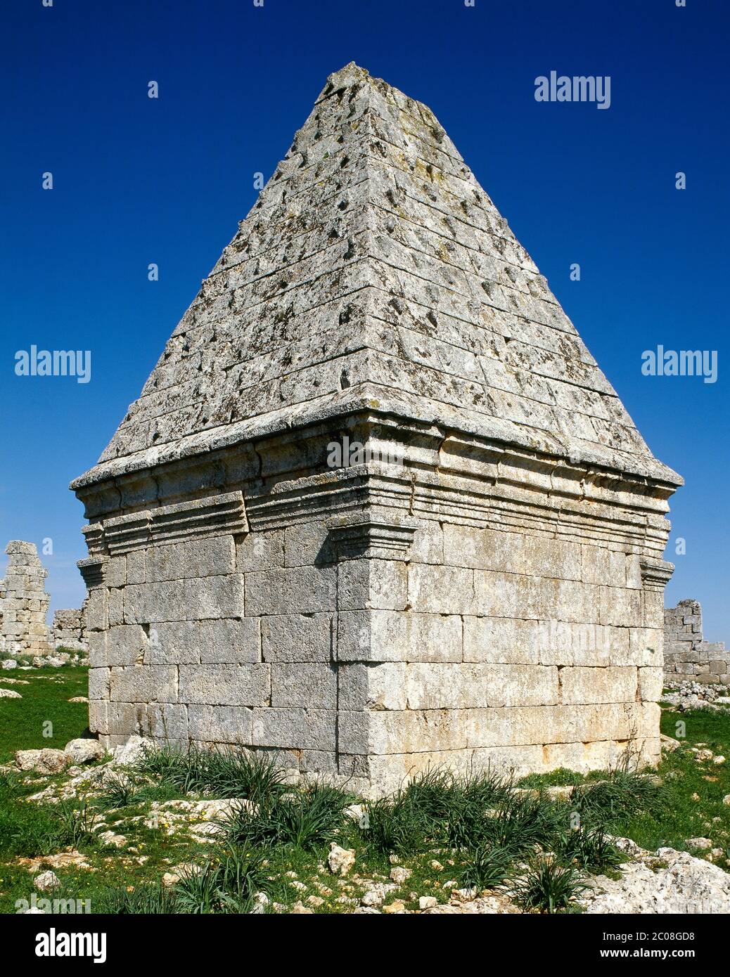 Syrien. Tote Städte. Bara. Byzantinisches pyramidenförmiges Grab. Foto vor dem syrischen Bürgerkrieg. Stockfoto