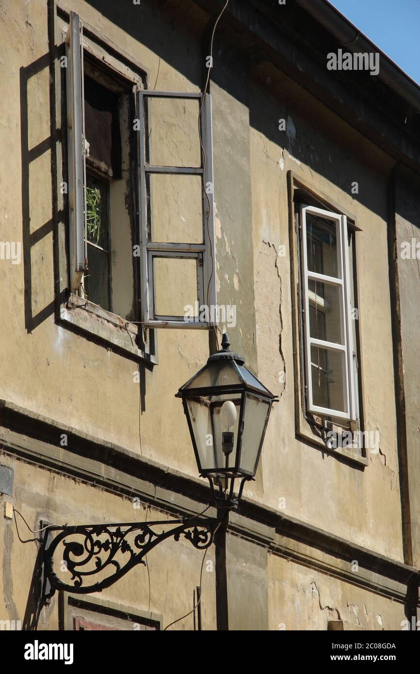 Altes zerfallender Bau in der Nähe der Petrovaradin Zitadelle in Novi Sad, Serbien. Stockfoto