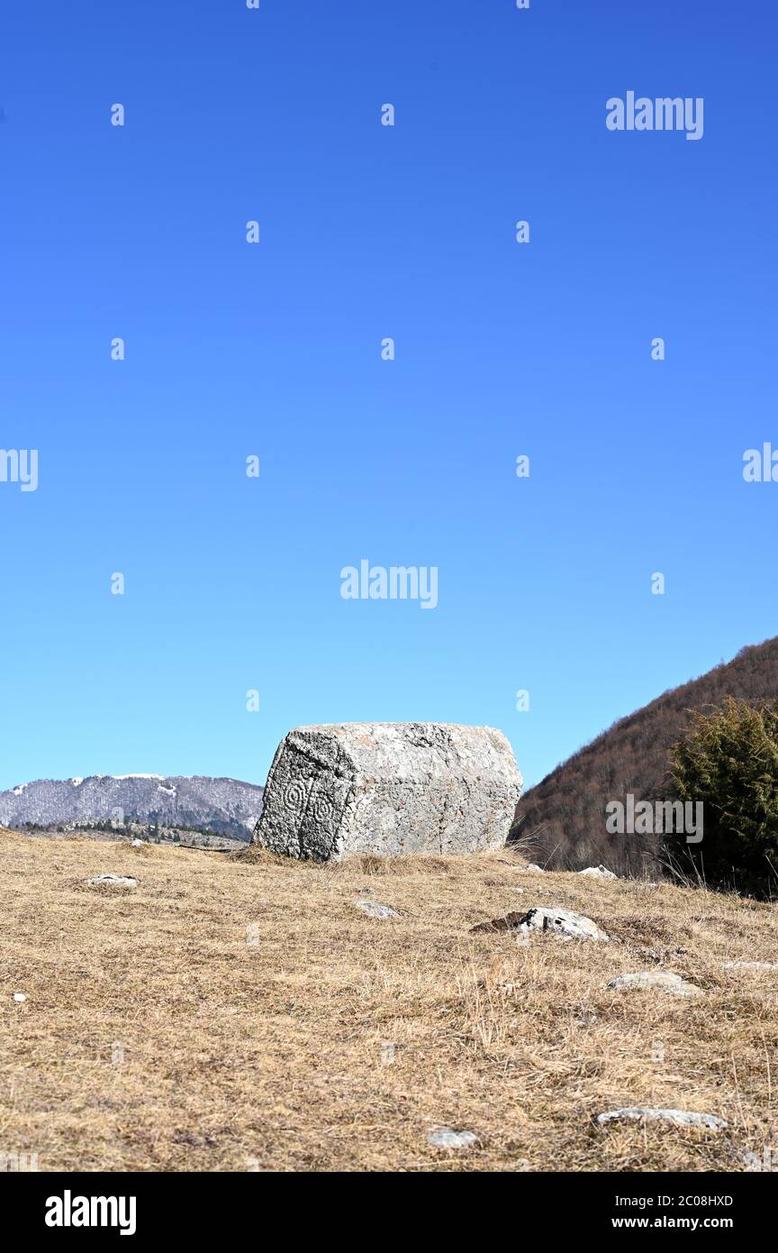 Mittelalterliche Grabsteine mit schönem blauen Himmel in Nekropole bei Sarajevo in Bosnien und Herzegowina auf Berg Bjelasnica Stockfoto