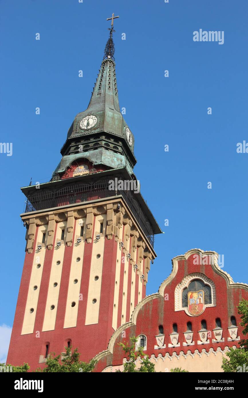 Der markante Turm des Rathauses von Subotica (Gradska Kuća) im Norden Serbiens. Stockfoto