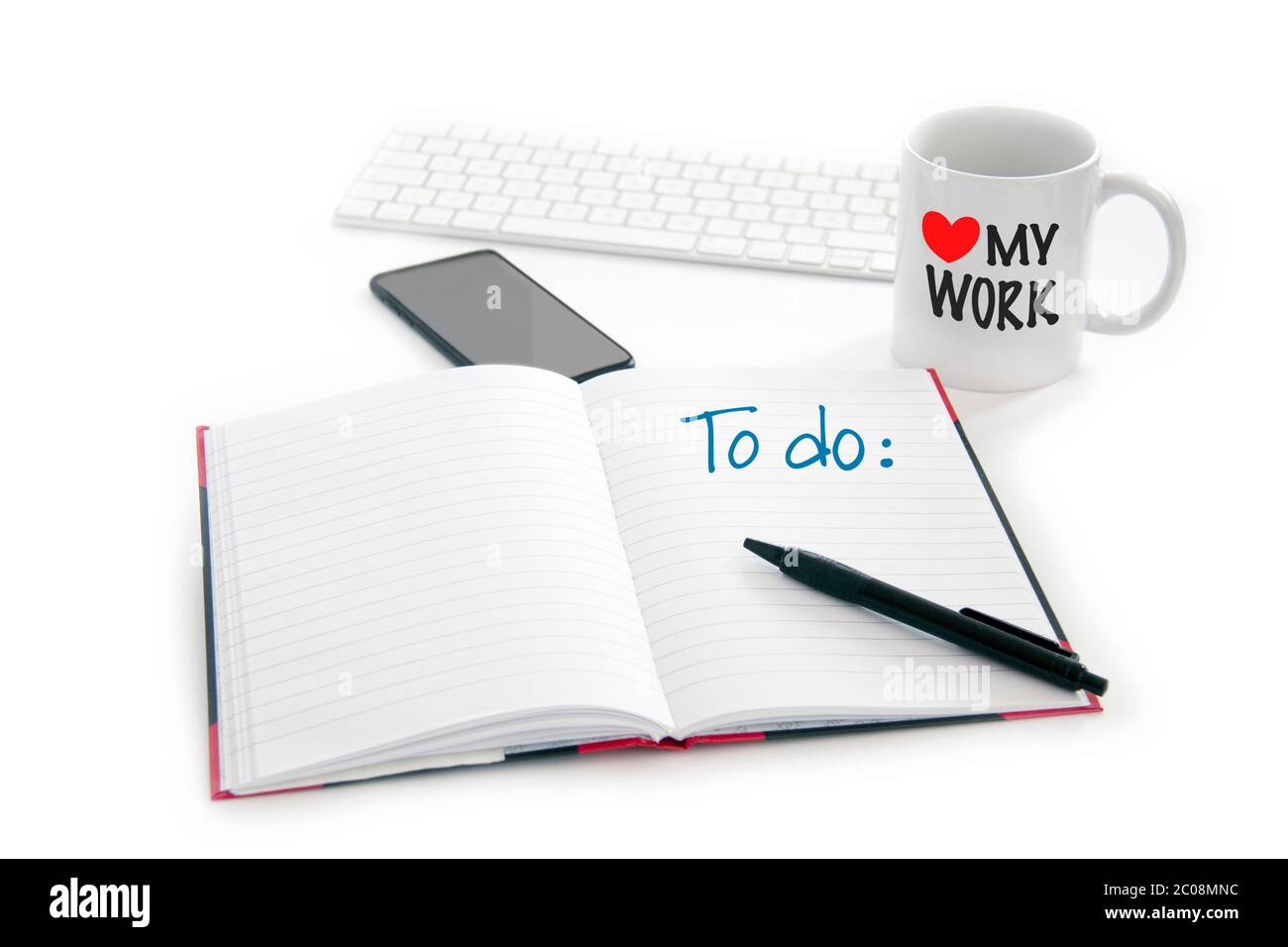 Ich liebe mein Arbeitskonzept. Linierte Notizblock Computer Tastatur Handy ein Stift und eine Kaffeetasse. Nach der Corona Covid-1 wieder im Büro Stockfoto