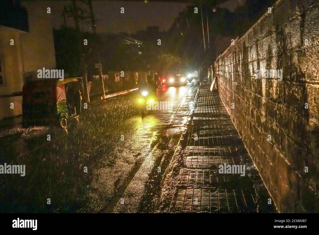 Bengaluru/Karnataka, Indien-Juni 11, 2020 : Regen und Straße indische Straßenfotografie Stockfoto