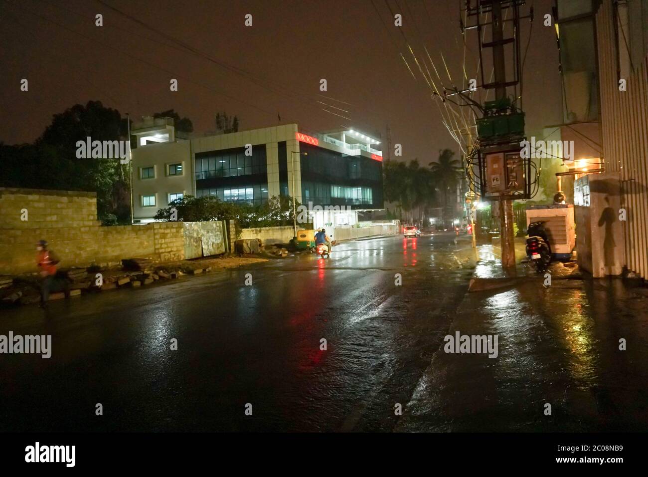 Bengaluru/Karnataka, Indien-Juni 11, 2020 : Regen und Straße indische Straßenfotografie Stockfoto