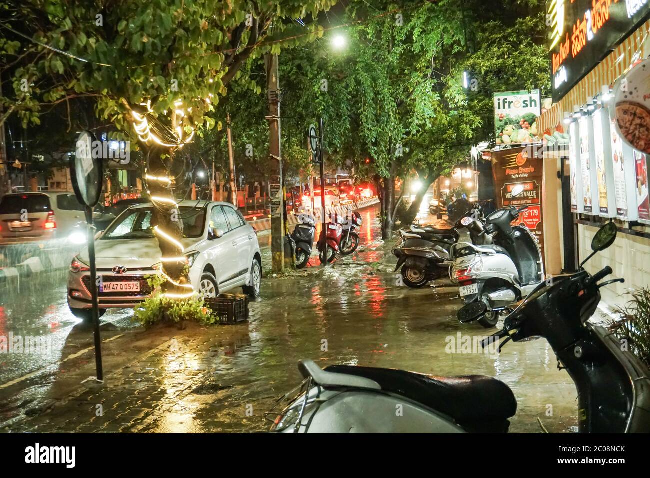 Bengaluru/Karnataka, Indien-Juni 11, 2020 : Regen und Straße indische Straßenfotografie Stockfoto