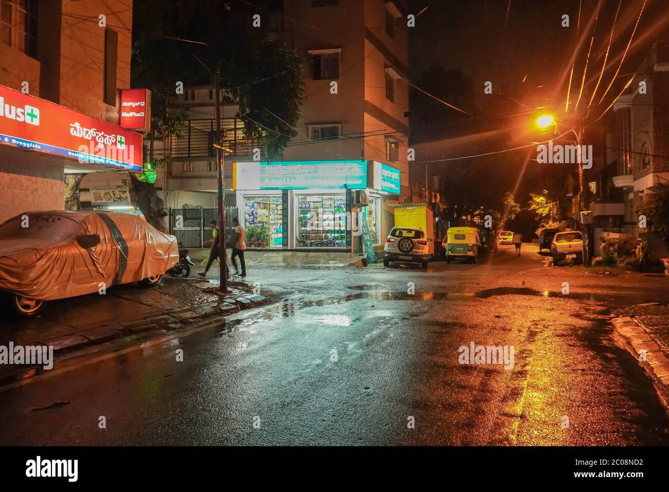 Bengaluru/Karnataka, Indien-Juni 11, 2020 : Regen und Straße indische Straßenfotografie Stockfoto