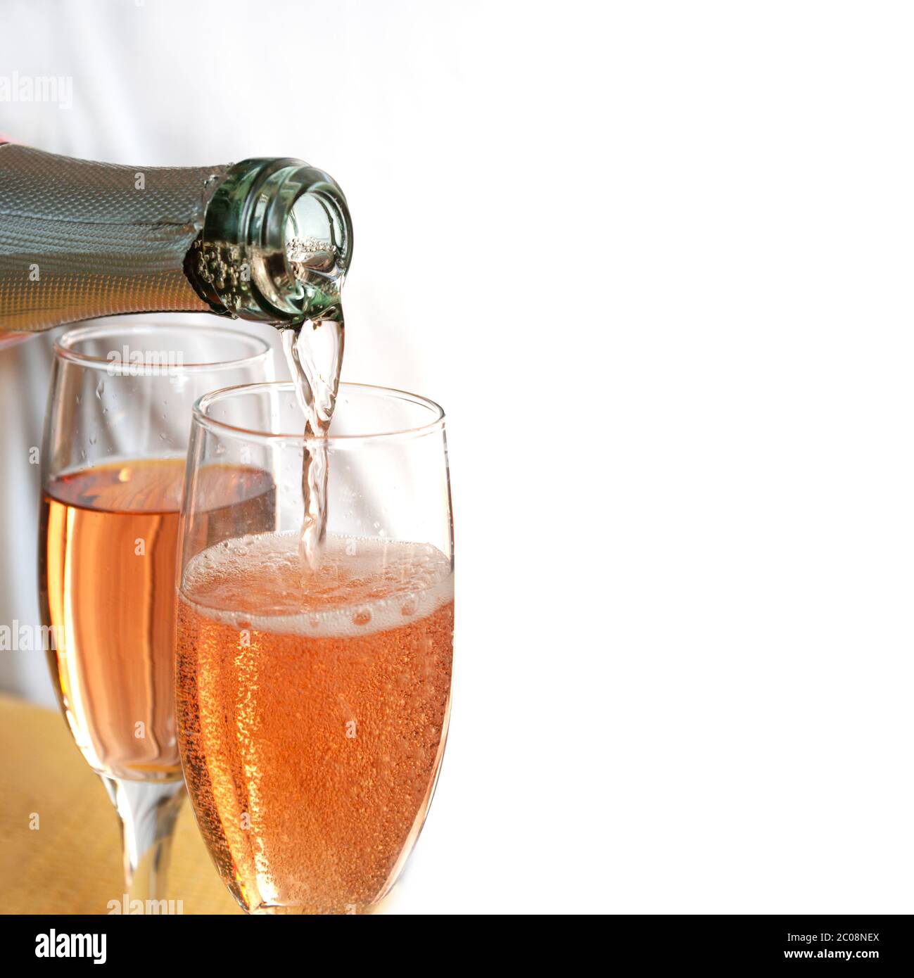 Rosenchampagner in Gläser. Alkoholgetränk. Feiern. Text für Leerzeichen kopieren. Stockfoto