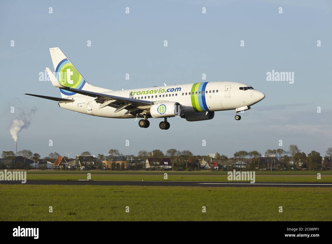 Flughafen Amsterdam Schiphol - Boeing 737 von Transavia landet Stockfoto