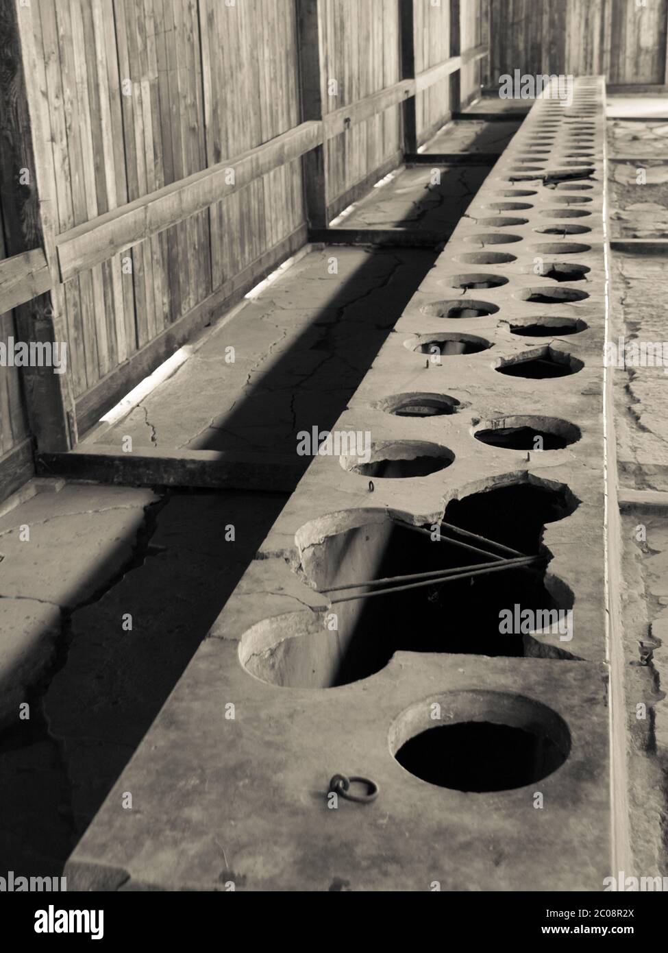 Einfache Toiletten im Konzentrationslager Auschwitz - Birkenau oder Oswiecim - Brzezinka, Polen Stockfoto