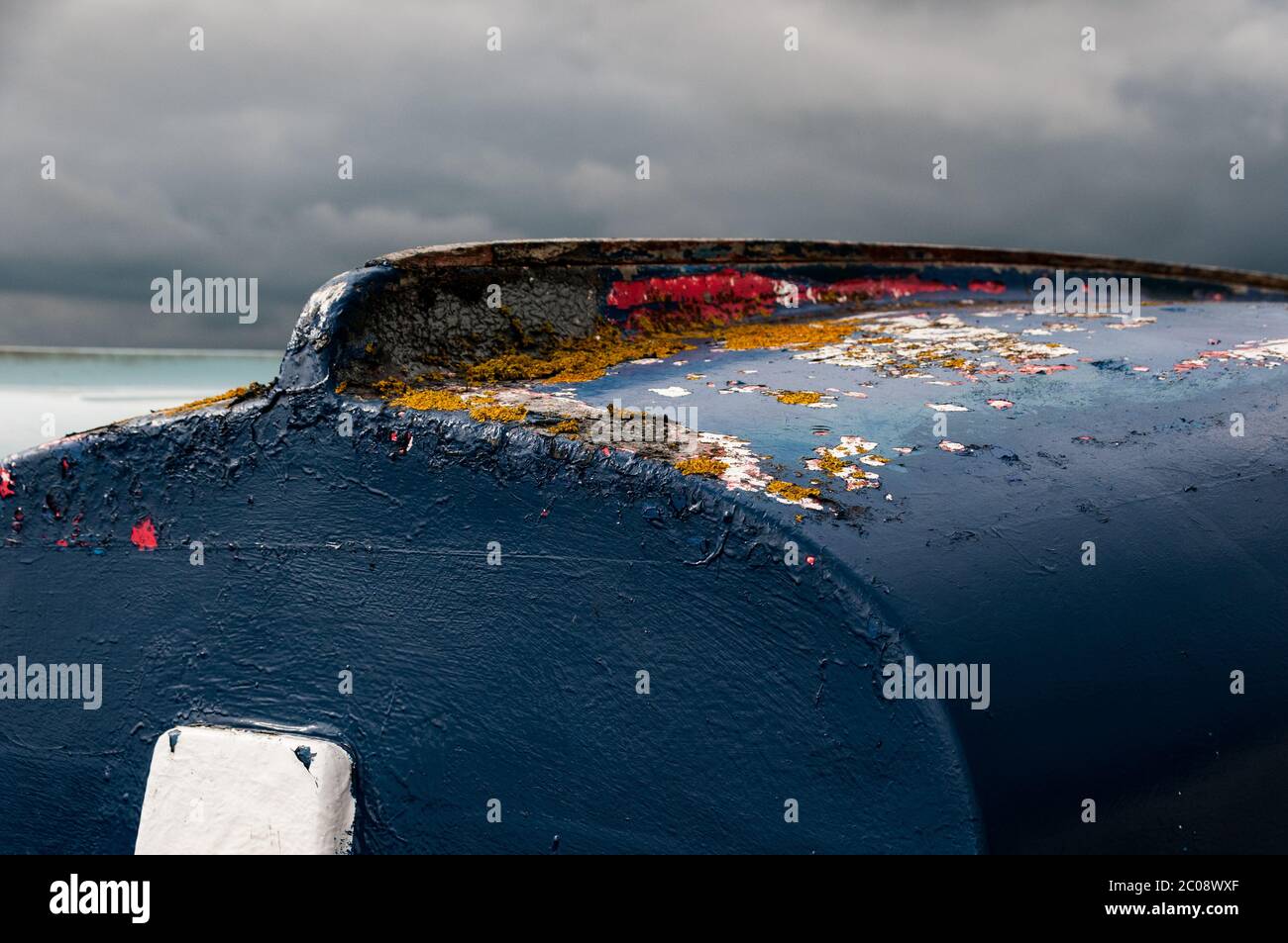 Textur rustikales Boot mit dramatischen Himmel Stockfoto