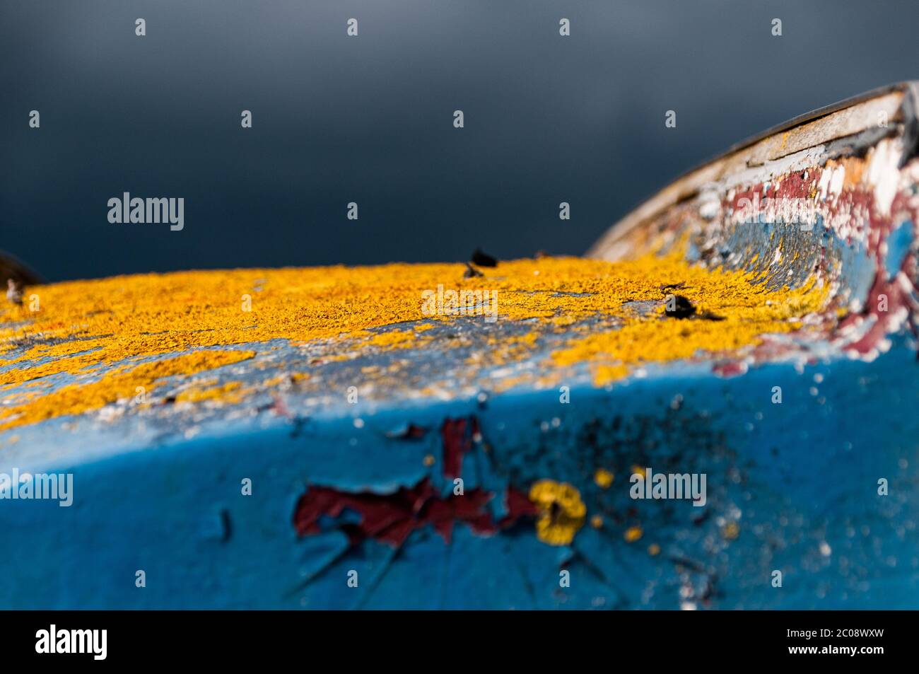 Textur rustikales Boot mit dramatischen Himmel Stockfoto