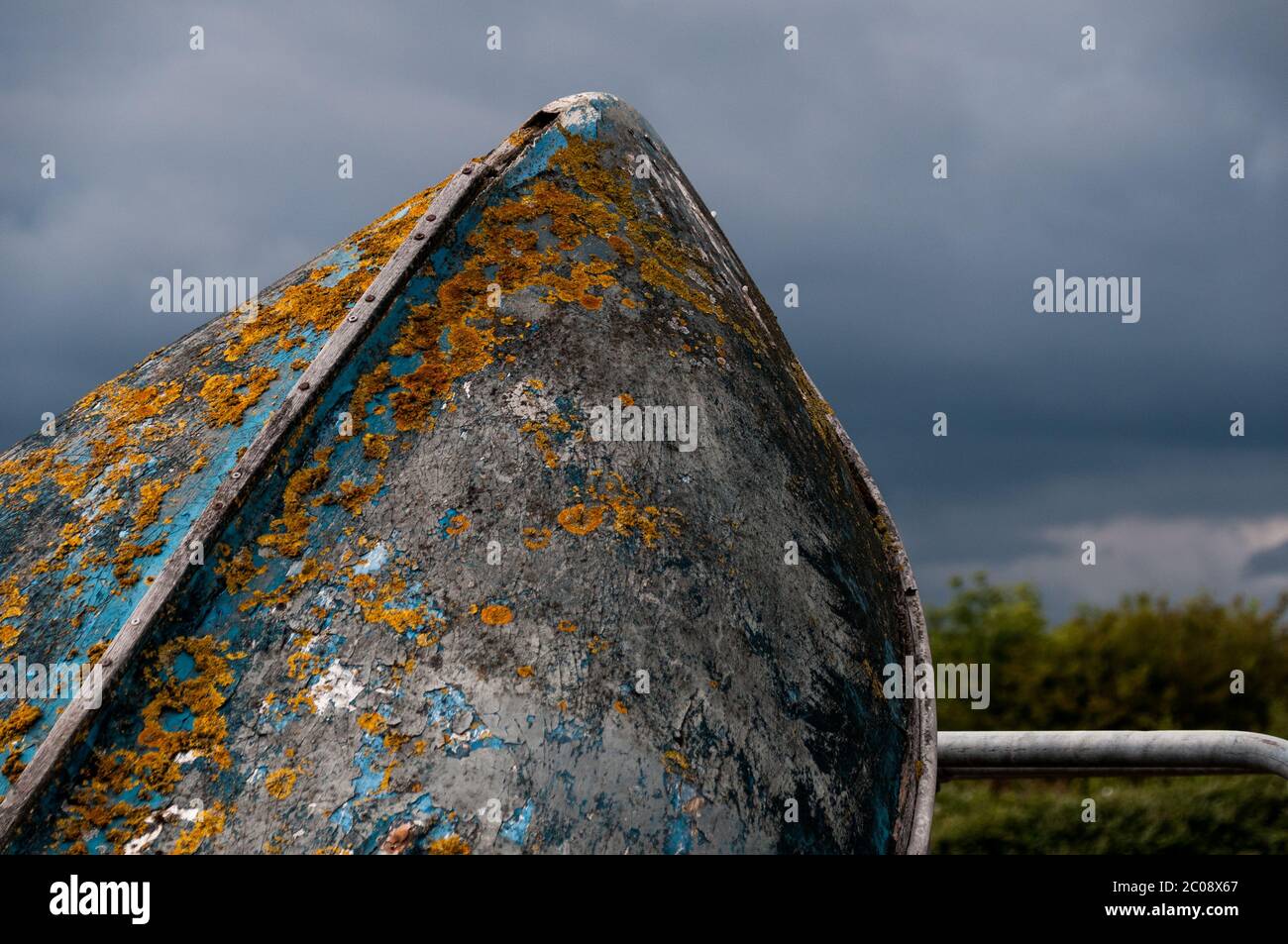 Textur rustikales Boot mit dramatischen Himmel Stockfoto