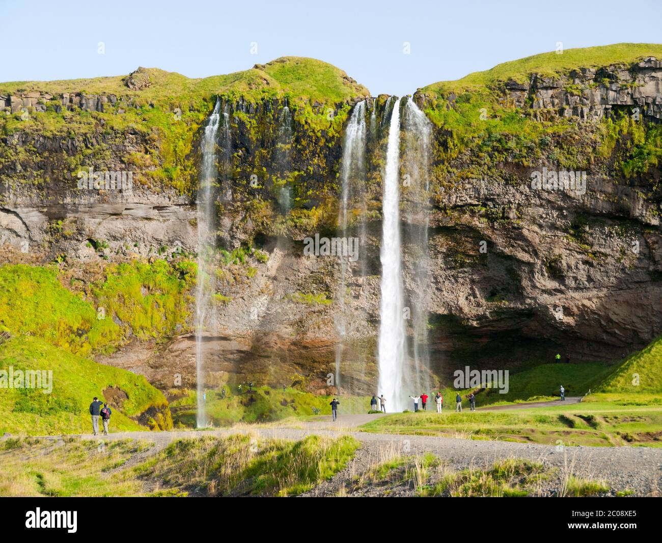 Seljaland Wasserfall, auch Seljalandsfoss genannt, Blick von vorne auf den sonnigen Tag in Island Stockfoto