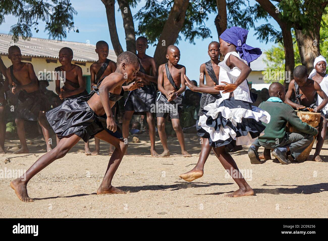 Die Schüler Solomon Chitakatira (links) und Ropafadzo Chadoka tanzen, um eine neu gebaute Wasserbohrung an der Chigwedere Primary School im simbabwischen Stadtteil Wedza zu feiern, 150 Kilometer (90 Meilen) südlich der Hauptstadt Harare. Bevor die Bohrung gemacht wurde, mussten die Schüler Zeit aus dem Unterricht nehmen, um Wasser aus einem nahe gelegenen Fluss zu holen. (Kudzai Mazvarirwofa, GPJ Simbabwe) Stockfoto