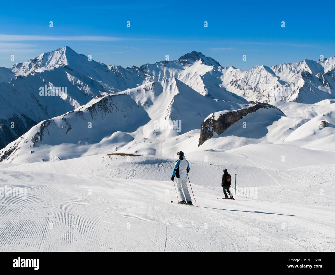 Sonniger Wintertag im alpinen Skigebiet mit blauem Himmel und strahlend weißem Schnee, Ischgl und Samnaun, Silvretta Arena, Österreich - Schweiz Stockfoto