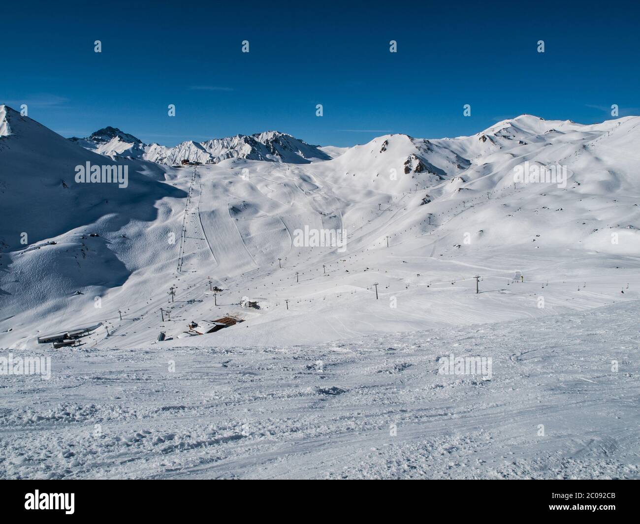 Silvretta Arena Skigebiet in sonnigen Tag Stockfoto