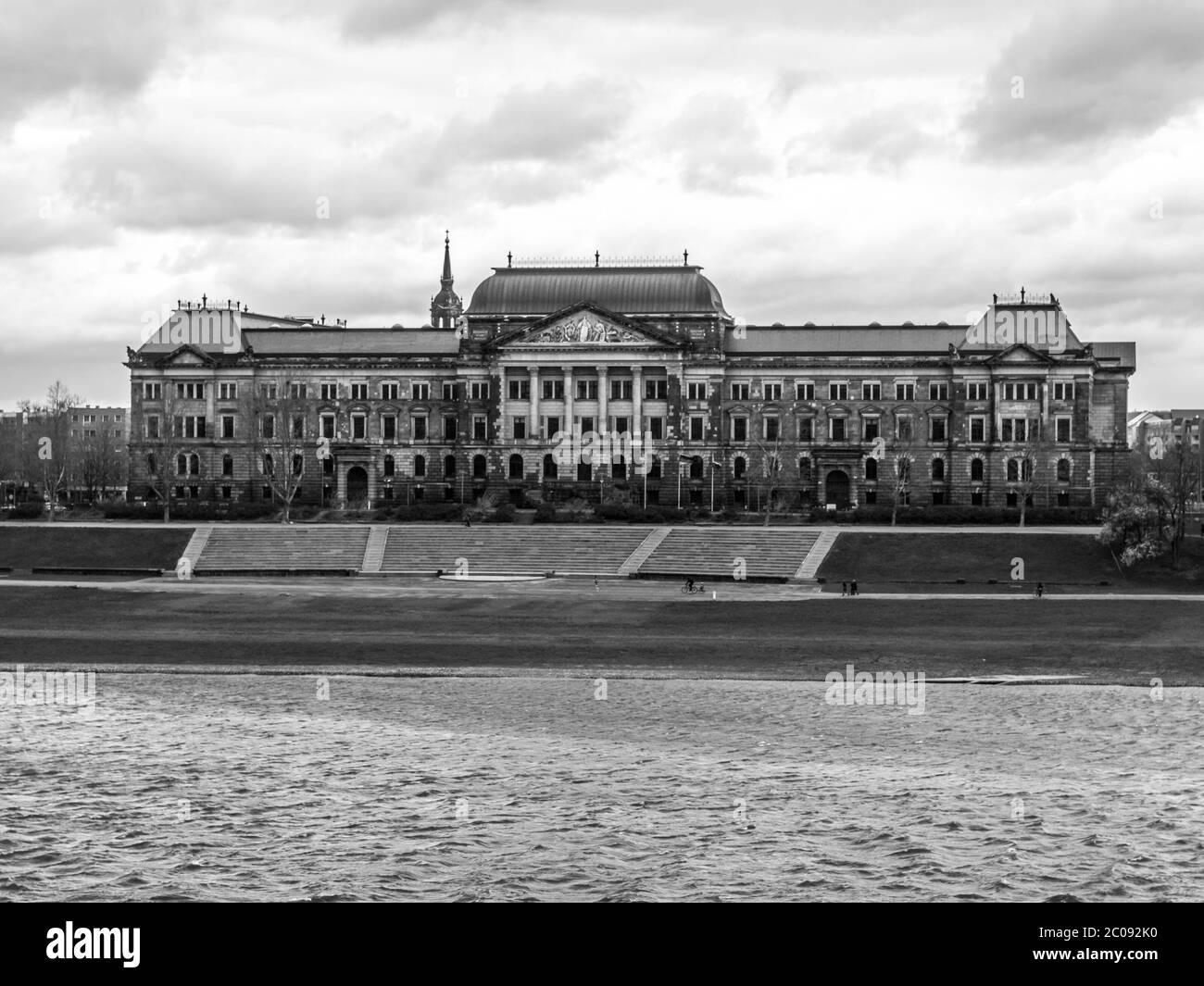 Historisches Gebäude des Finanzministeriums von Sachsen am Elbufer in Dresden, Deutschland, Europa. Schwarzweiß-Bild. Stockfoto