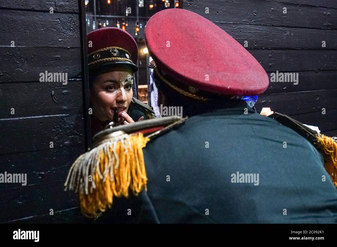 Zoé Rivera, 23, bereitet sich auf den Auftritt in „Esto no es sobre Baal“ vor, einem Stück, das von Studenten der Escuela Nacional de Artes teatrales in Mexiko-Stadt im Rahmen ihrer Fachprüfung gespielt wird. „Ich wollte Anatomie lernen und habe sie im Theater auf sehr physische und poetische Weise entdeckt, und ich denke, sie passt perfekt zusammen“, sagt Rivera. (Mar Garcia, GPJ Mexiko) Stockfoto