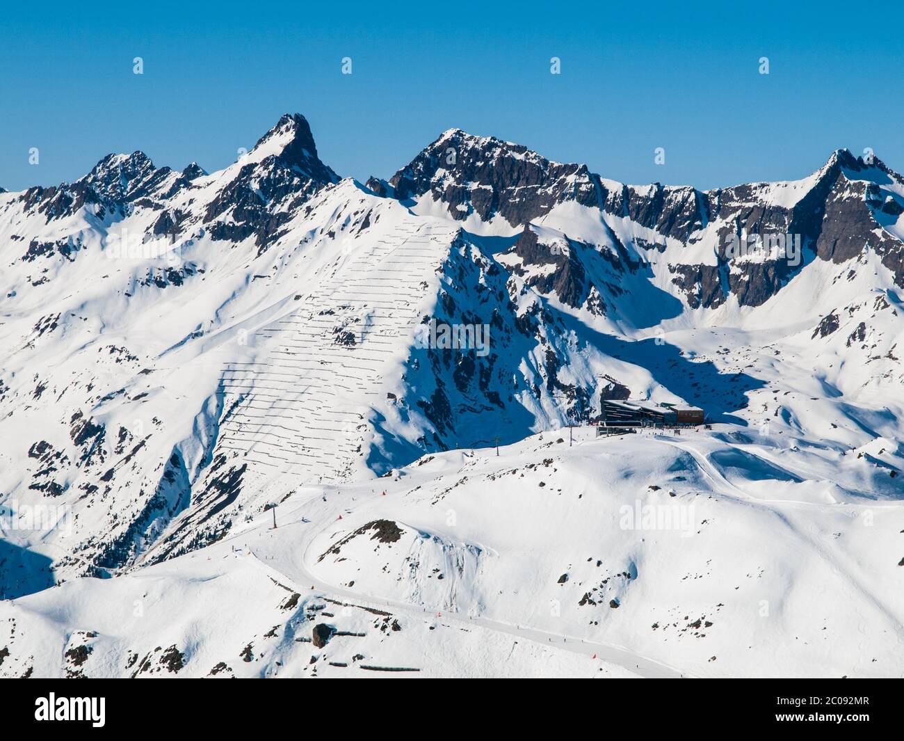 Sonniger Wintertag im alpinen Skigebiet mit blauem Himmel und strahlend weißem Schnee, Ischgl und Samnaun, Silvretta Arena, Österreich - Schweiz Stockfoto