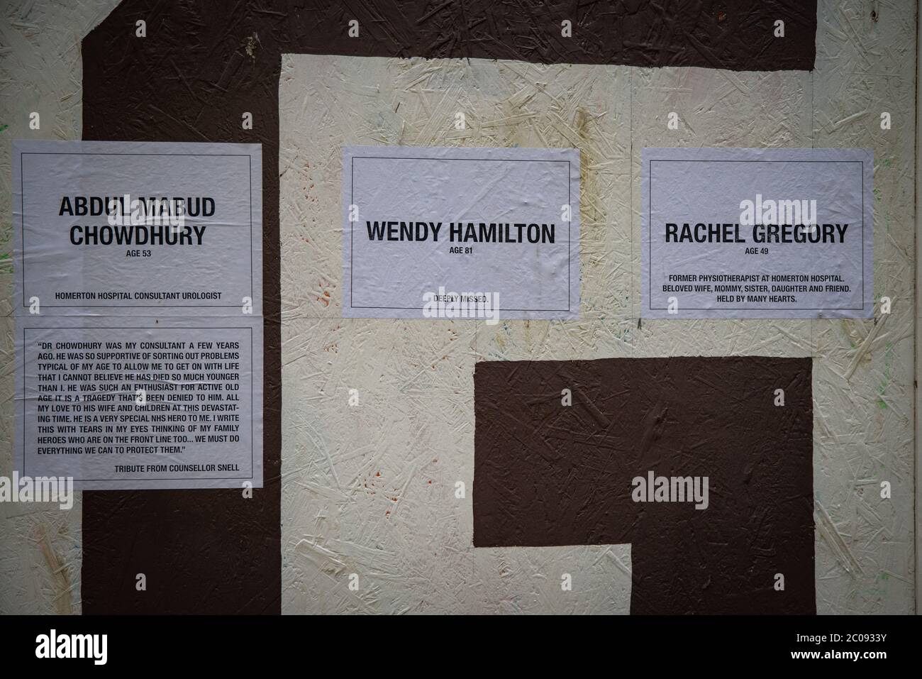 Eine Gedenkmauer mit den Worten "Wir trauern" und den Namen der lokalen Bevölkerung, die an COVID-19 und anderen nicht-Coronavirus-bezogenen Ursachen wie tödlich Krankheit während des Coronavirus-Ausbruchs gestorben sind, geschrieben auf Horten rund um Liberty Hall auf Clapton Common, London. Stockfoto