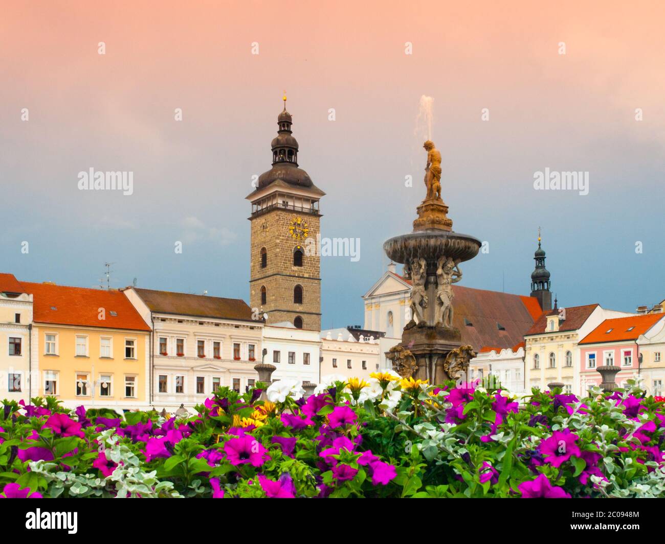 Schwarzer Turm und Samson-Brunnen in Ceske Budejovice, Südböhmen, Tschechische Republik Stockfoto