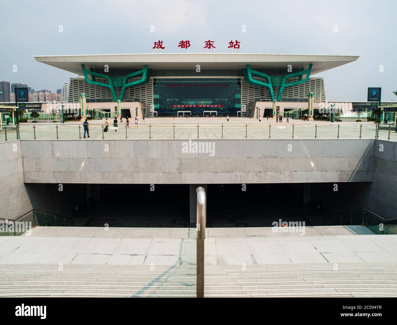Riesige chinesische Architektur (Bahnhof Chengdu, Sichuan, China) Stockfoto