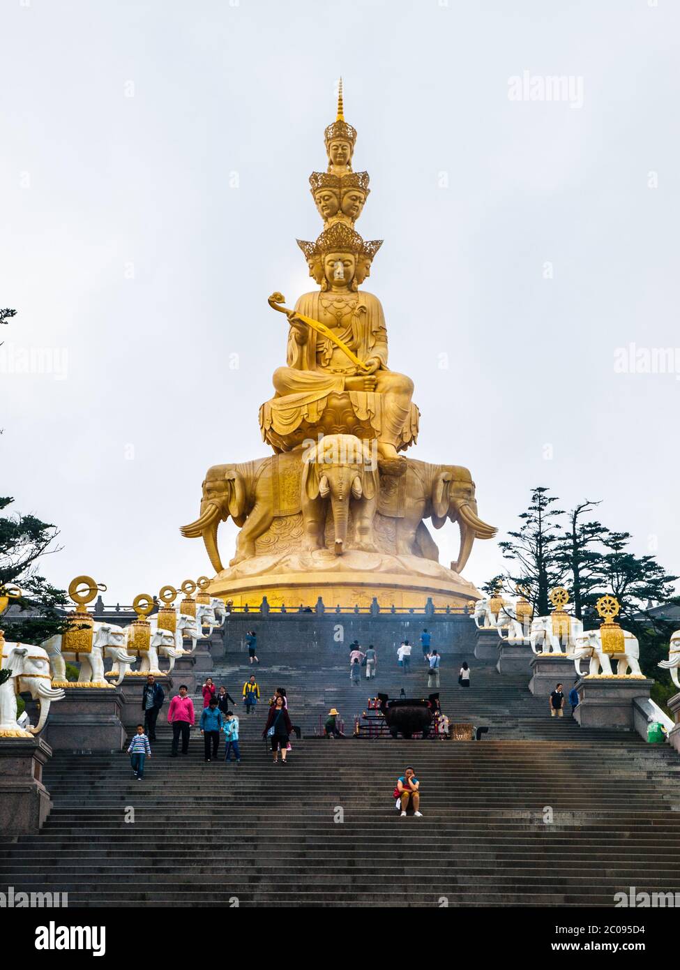 Buddhas Staute auf dem Gipfel des Mt. Emei (Sichuan, China) Stockfoto