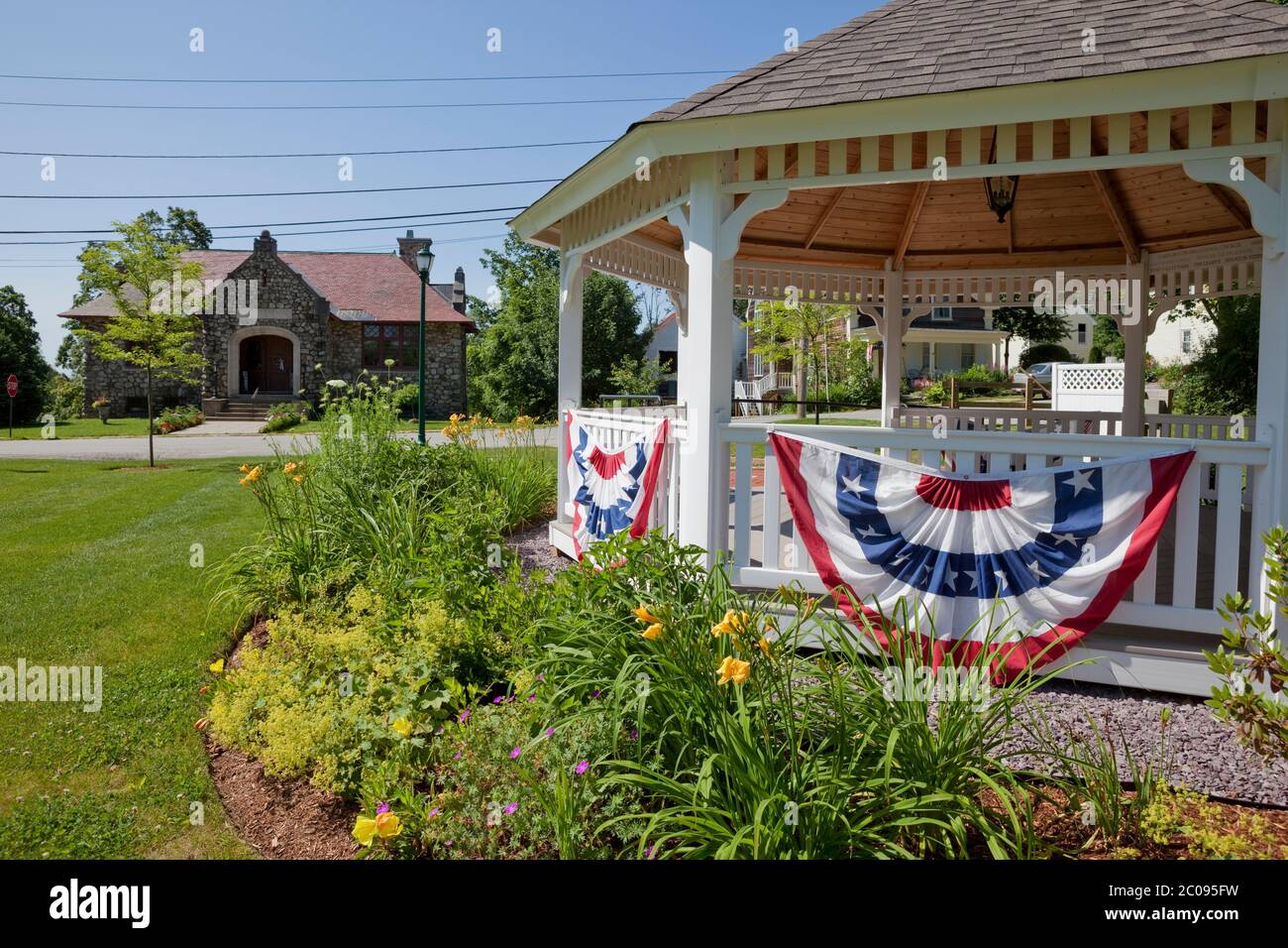 Patriotische Dekorationen auf dem Oakham, Massachusetts Town Common Stockfoto