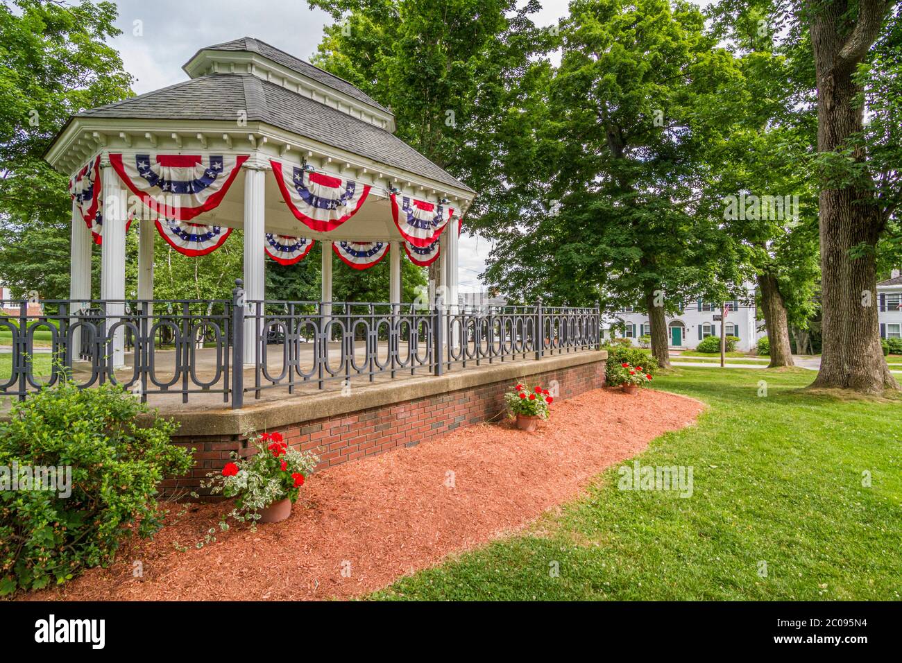 Patriotische Dekorationen auf dem Bandstand auf dem Town Common in Leicester, Massachusetts Stockfoto