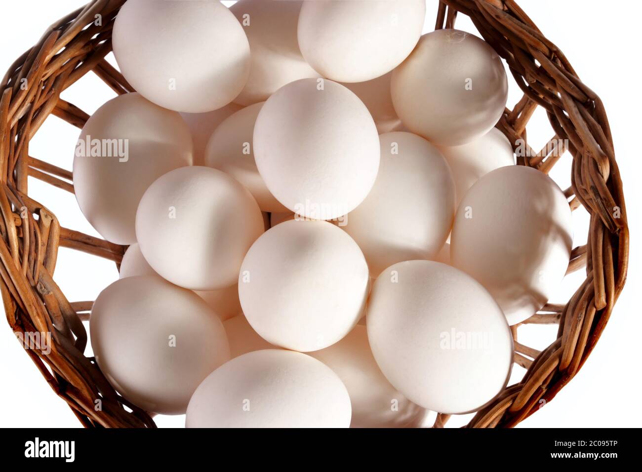 Hühner Eier in einem Korb im Studio auf weiß geschossen Stockfoto