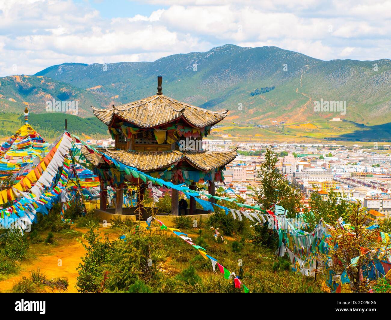 Tibetischer Pavillon über Shangri-La oder Xianggelila, ehemals Zhongdian, Bergstadt im Nordwesten der Provinz Yunnan. Sitz der Tibetischen Autonomen Präfektur Diqing, China. Stockfoto