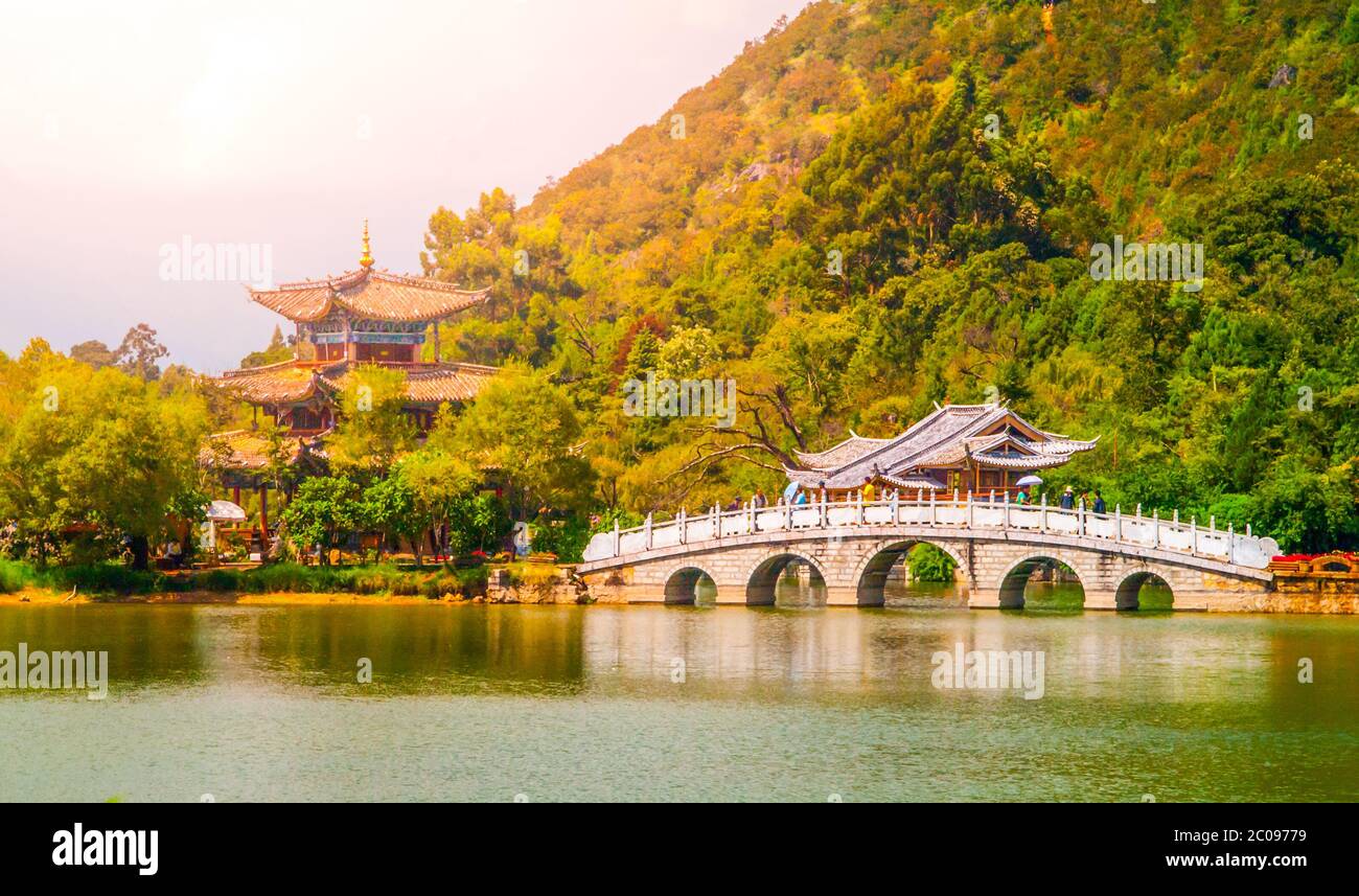 Suocui Brücke über Black Dragon Pool bei Moon Umarmung Pavillon im Jade Spring Park, Lijiang, China. Stockfoto