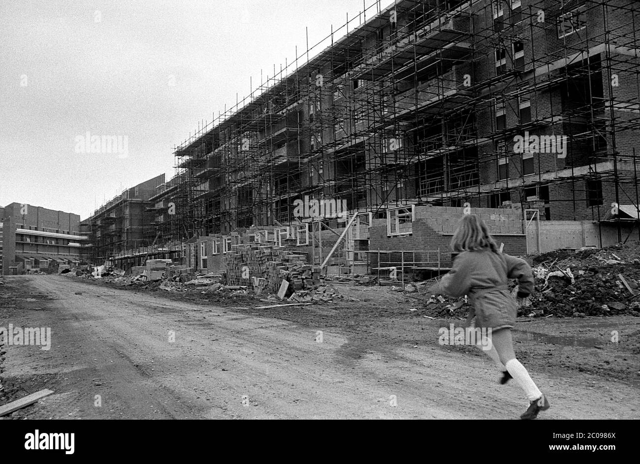 AJAXNETPHOTO. MÄRZ 1975. BUCKLAND, PORTSMOUTH, ENGLAND. - SANIERUNG DES SOZIALEN WOHNBAUS - LAUFENDE BAUARBEITEN IN BUCKLAND, TEIL DES WOHNUNGSPLANS DES RATES VON 1968 ZUR MODERNISIERUNG DES GEBIETS. FOTO: JONATHAN EASTLAND/AJAX REF:7516 18 78 Stockfoto