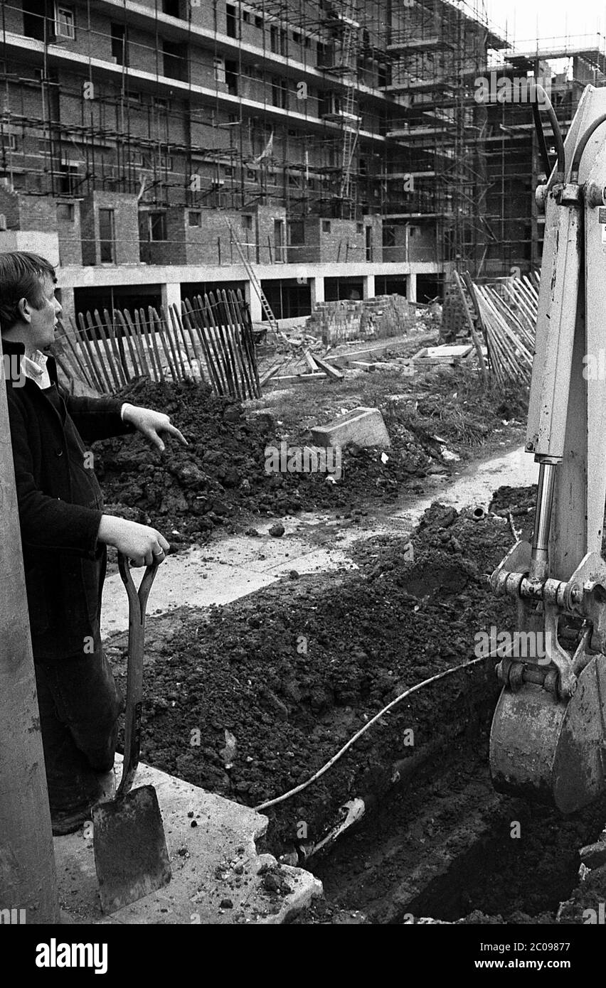 AJAXNETPHOTO. MÄRZ 1975. BUCKLAND, PORTSMOUTH, ENGLAND. - SANIERUNG DES SOZIALEN WOHNBAUS - LAUFENDE BAUARBEITEN IN BUCKLAND, TEIL DES WOHNUNGSPLANS DES RATES VON 1968 ZUR MODERNISIERUNG DES GEBIETS. FOTO: JONATHAN EASTLAND/AJAX REF:7516 34 93 Stockfoto