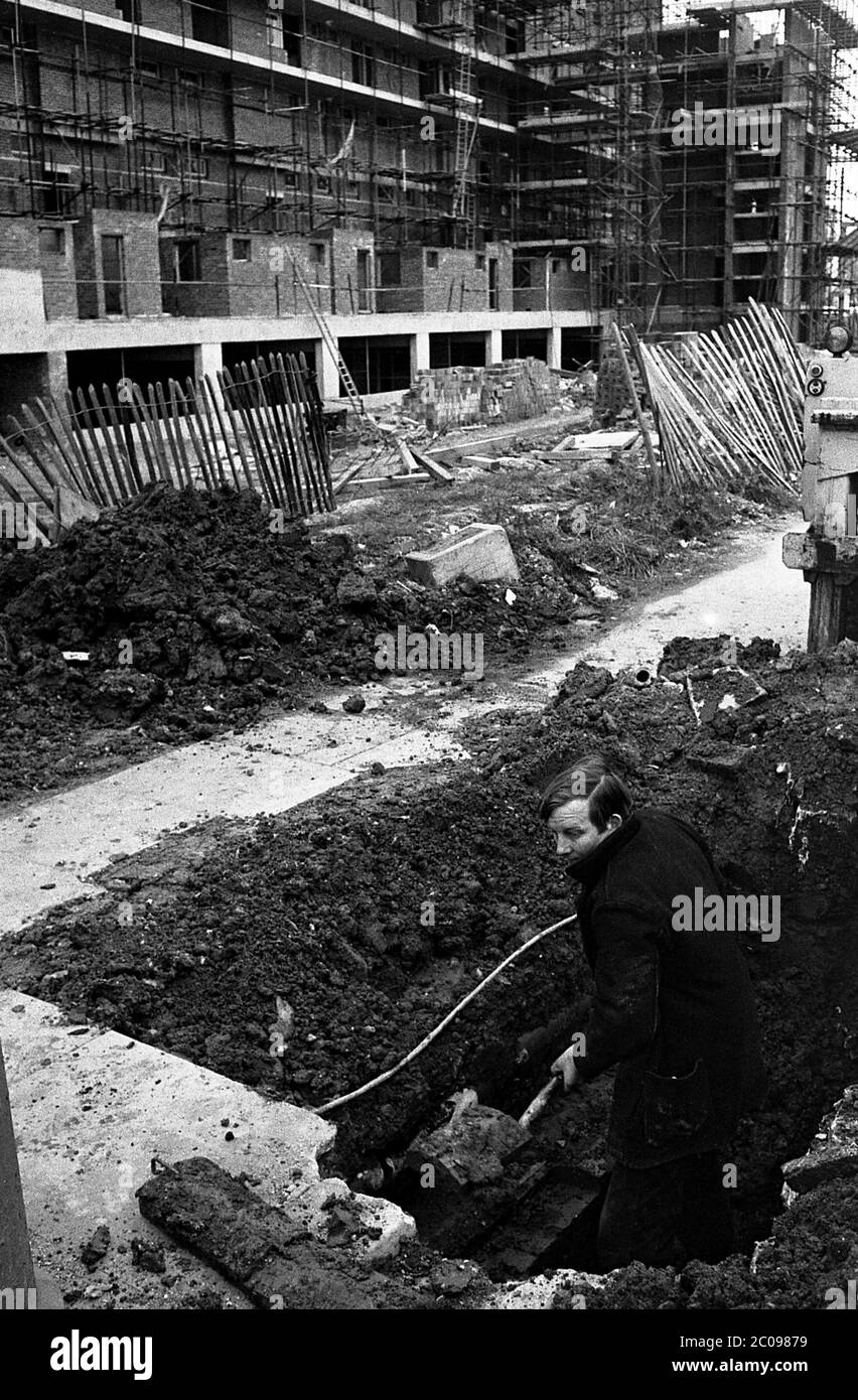 AJAXNETPHOTO. MÄRZ 1975. BUCKLAND, PORTSMOUTH, ENGLAND. - SANIERUNG DES SOZIALEN WOHNBAUS - LAUFENDE BAUARBEITEN IN BUCKLAND, TEIL DES WOHNUNGSPLANS DES RATES VON 1968 ZUR MODERNISIERUNG DES GEBIETS. FOTO: JONATHAN EASTLAND/AJAX REF:7516 38 95 Stockfoto
