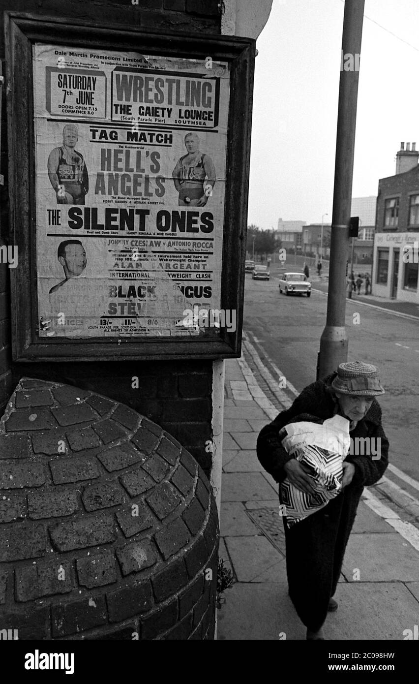 AJAXNETPHOTO. 14. NOVEMBER 1969. PORTSMOUTH, ENGLAND. - DIE STILLEN - PLAKAT WERBUNG WRESTLING KÄMPFE AUF EINEM GEBÄUDE IN SOMERS STRASSE.FOTO:JONATHAN EASTLAND/AJAX REF:356947_8_104 Stockfoto