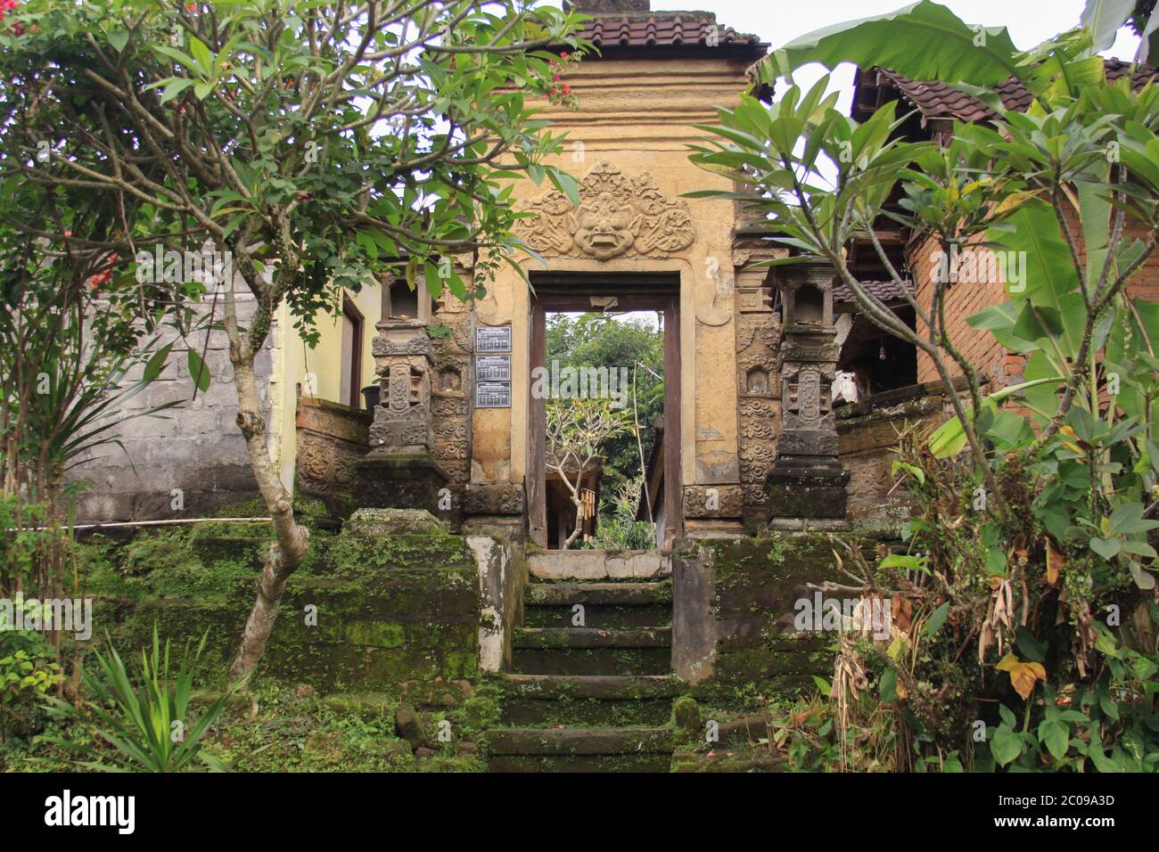 Tür oder Tor, um in traditionelle balinesische Gartenarchitektur Detail zu betreten. Offener Pavillon oder lokaler Pavillon namens Bale im Garten. Reise-ph Stockfoto
