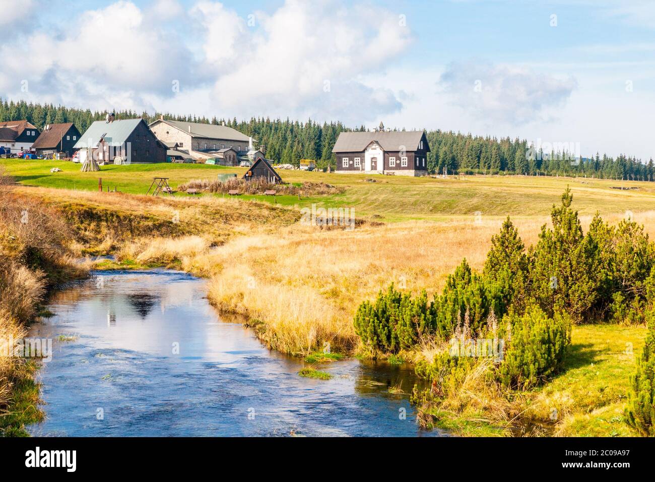 Dorf Jizerka im Sommer, Isergebirge, Tschechische Republik. Stockfoto