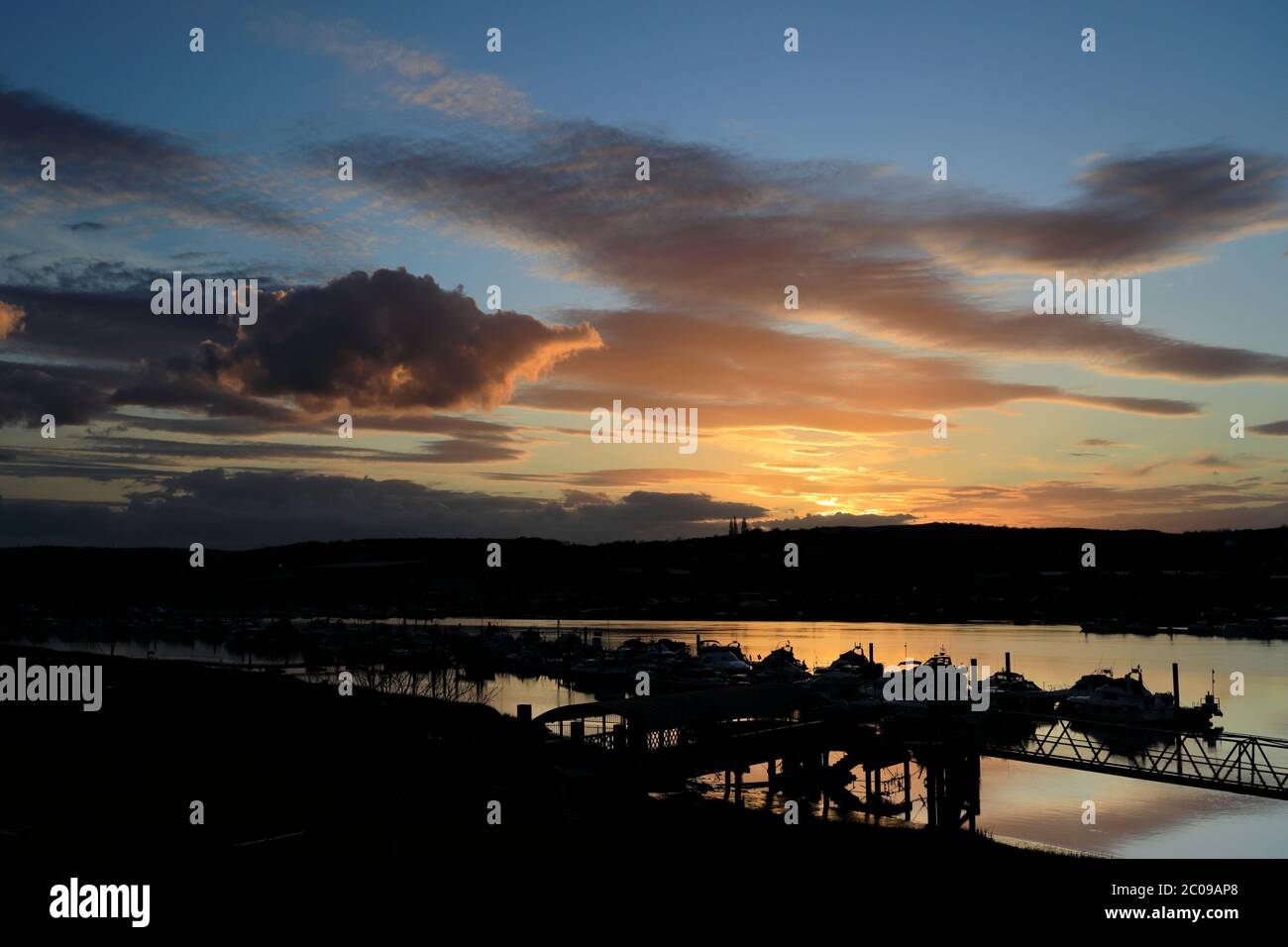 Sonnenuntergang über Booten auf dem Fluss Medway, Rochester City, Kent County, England, Großbritannien Stockfoto