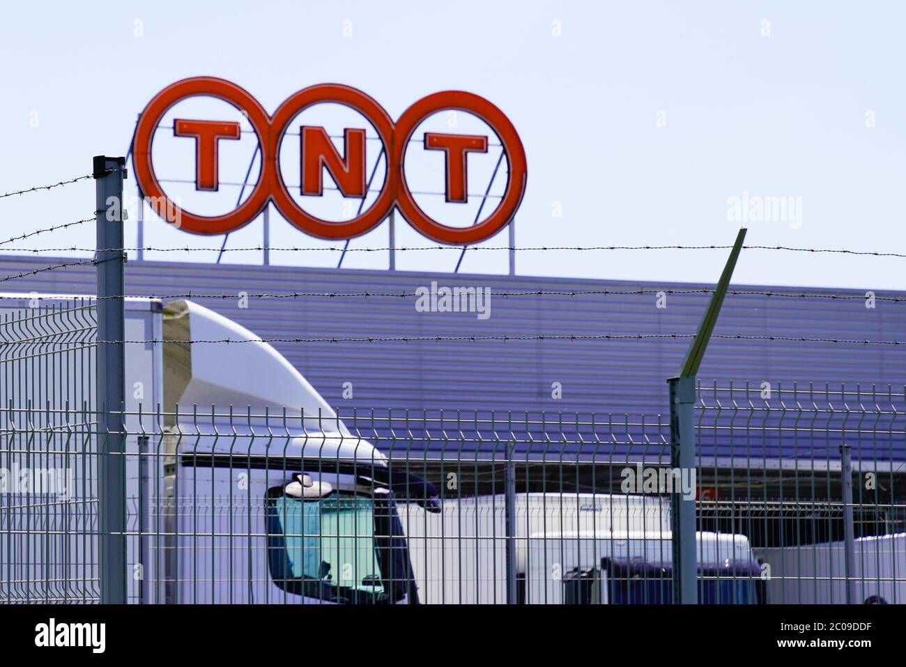 Bordeaux , Aquitaine / Frankreich - 06 01 2020 : TNT Logo-Zeichen auf Industriegebäude für internationale LKW-Postzustellung mit Logistikdienstleistungen Stockfoto