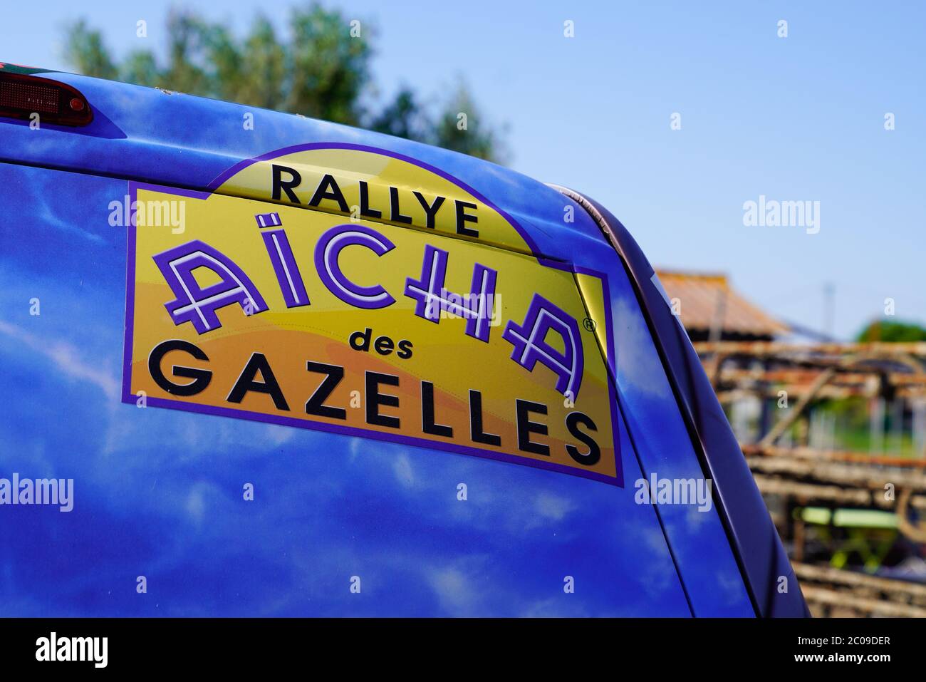 Bordeaux , Aquitaine / Frankreich - 06 01 2020 : Rallye Aicha des Gazelles Logo-Schild in sportlichen Auto bereit, in der afrikanischen Wüste Rennen Stockfoto
