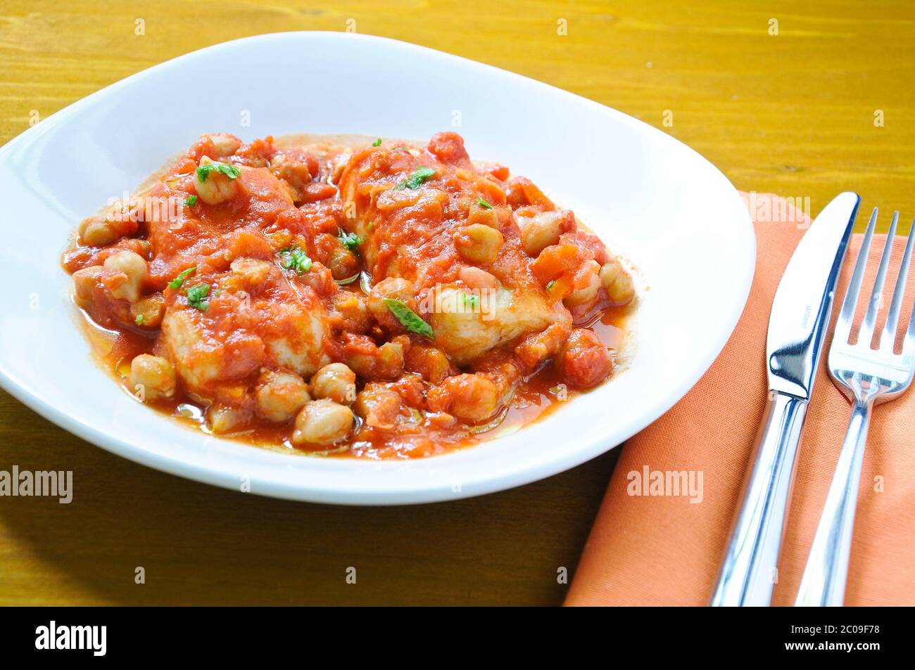 Stockfisch mit Kichererbsen und Tomaten Roman Stockfoto