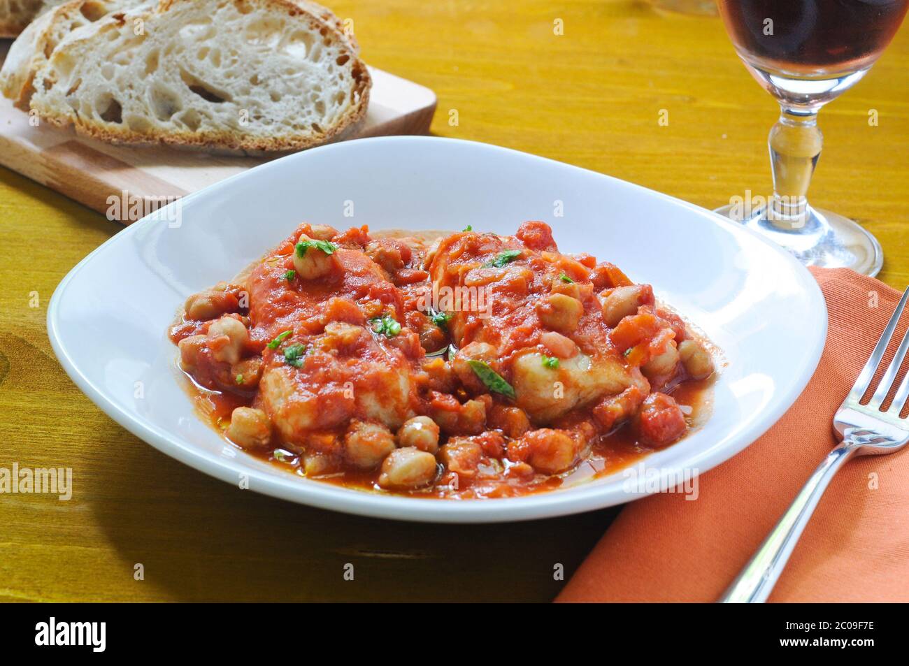 Stockfisch mit Kichererbsen und Tomaten Roman Stockfoto