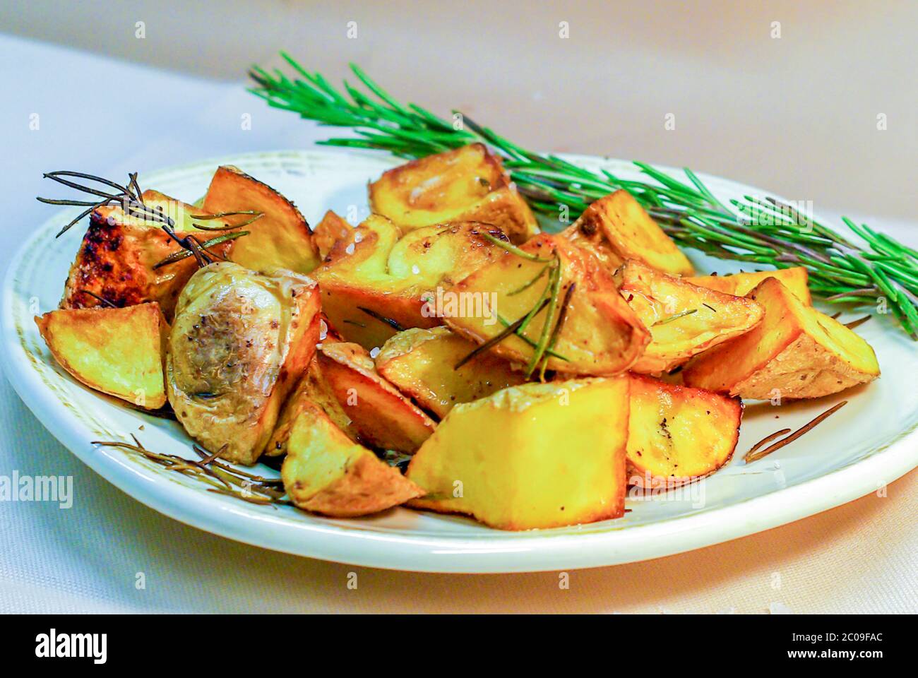 Kartoffeln im Ofen mit Rosmarin braten Stockfoto