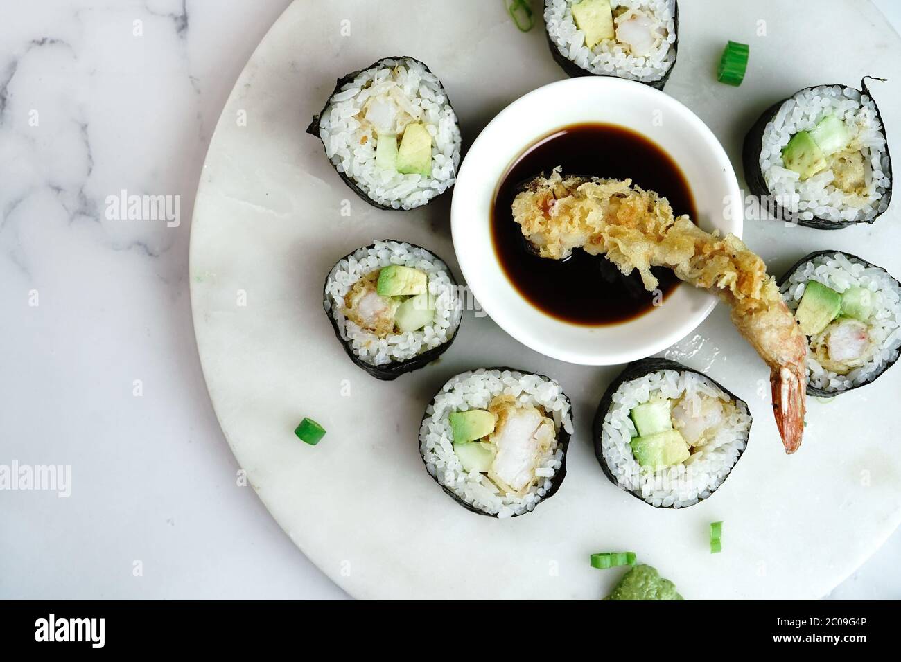 Hausgemachte Shrimp Tempura Sushi-Rolle, eingelegter Ingwer, Wasabi und Sojasauce Stockfoto