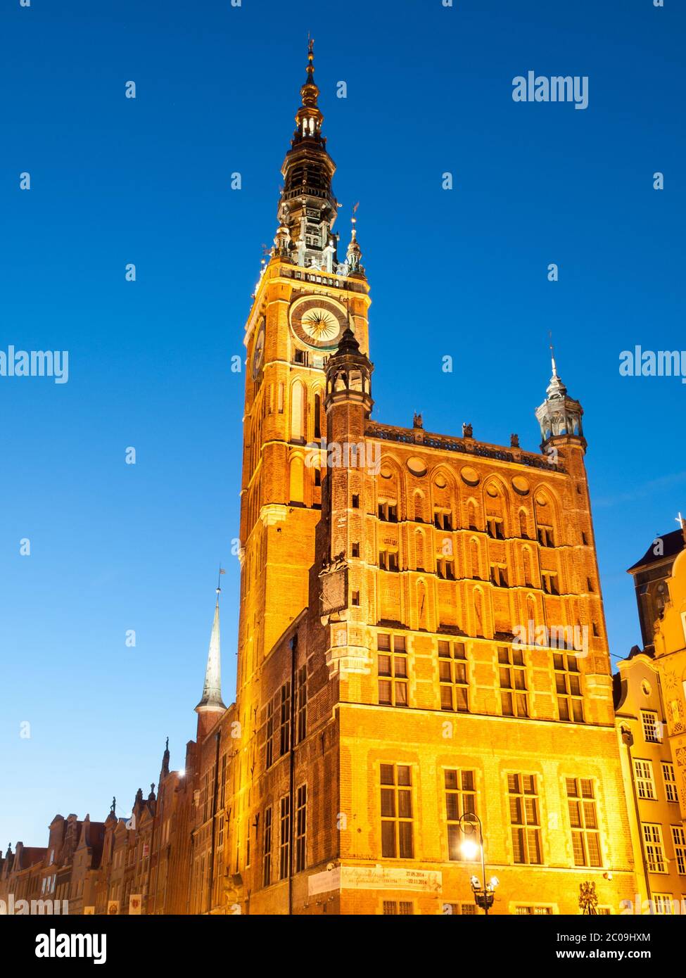 Beleuchtetes Rathaus in der Altstadt von Danzig, Polen. Nachtaufnahme des schönen barocken Uhrturms des Danziger Rathauses. Stockfoto
