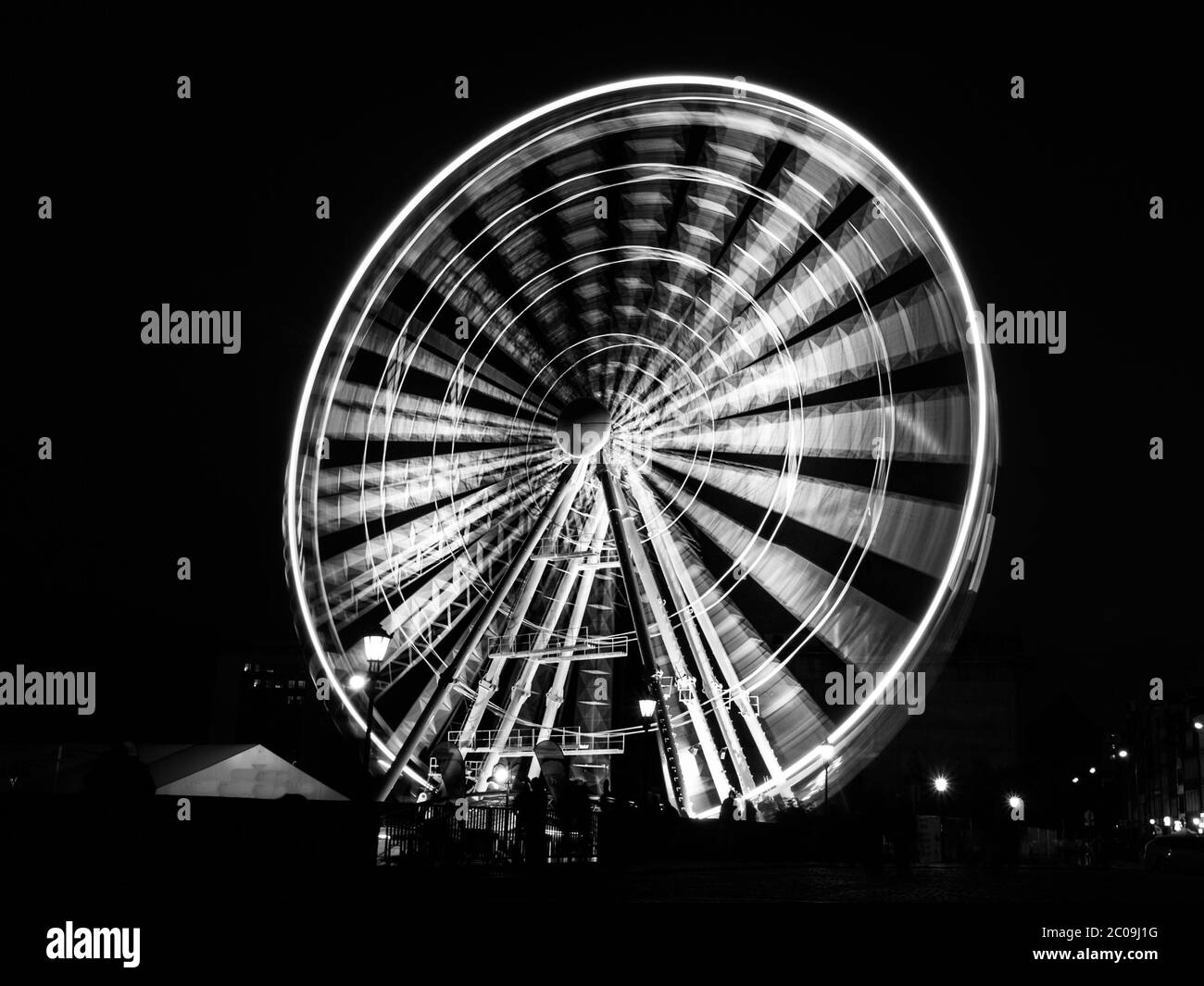 Riesenrad in Danzig bei Nacht, Polen. Schwarzweiß-Bild. Stockfoto