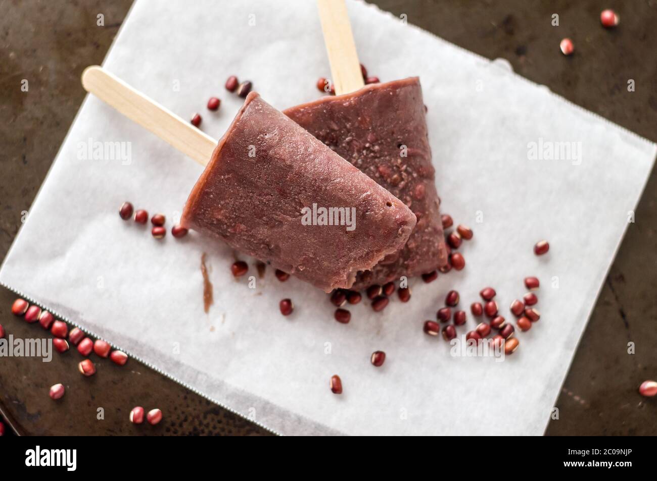 Rote Bohnen Popsicle von oben. Eisdielen sind eine köstliche Art, sich an heißen Sommertagen abzukühlen, diese bestehen aus rotem Adzuki-Bohnen-Eis, einem winzigen asiatischen Stockfoto